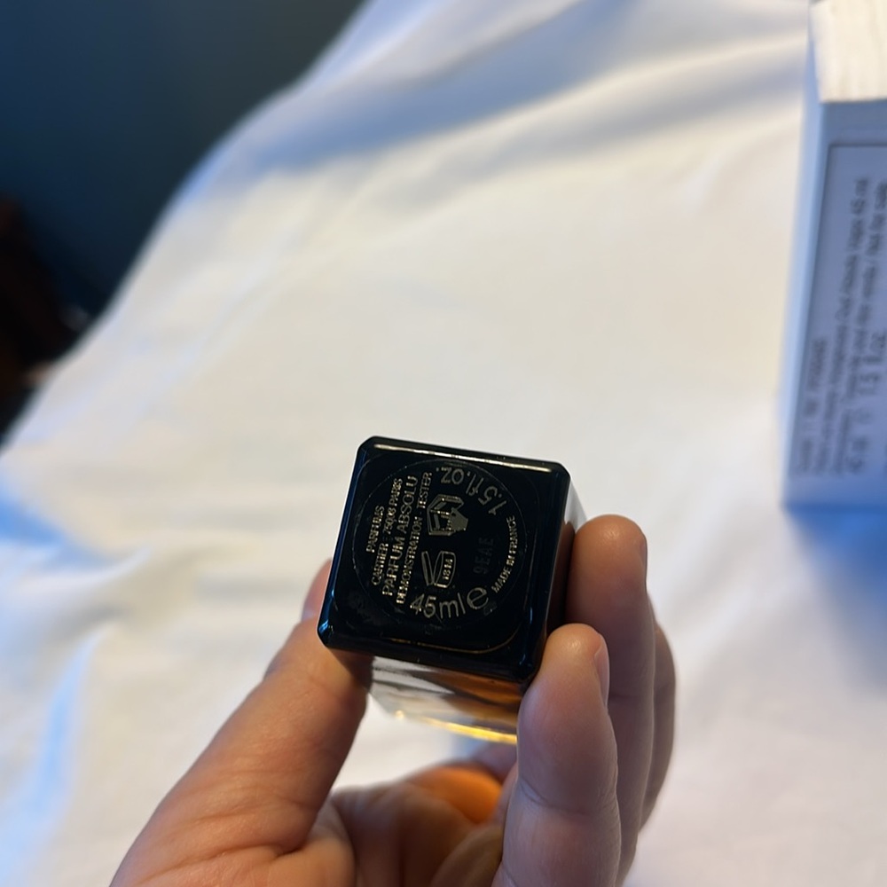 Cartier Oud Absolu Perfume - Black and Gold - Picture 6 of 8